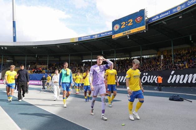 12.09.2026, xtgx, Fussball 2. Bundesliga, Eintracht Braunschweig - SG Dynamo Dresden, v.l. Braunschweig um Ron Thorben Hoffmann (Braunschweig, 1) und Lino Tempelmann (Braunschweig, 20) enttaeuscht, enttäuscht, schaut enttaeuscht, niedergeschlagen, disappointed (DFL DFB REGULATIONS PROHIBIT ANY USE OF PHOTOGRAPHS as IMAGE SEQUENCES and or QUASI-VIDEO) Braunschweig *** September 12, 2026, xtgx, Soccer 2. Bundesliga, Eintracht Braunschweig vs. SG Dynamo Dresden, from left: Braunschweig’s Ron Thorben Hoffmann and Lino Tempelmann, 20 disappointed, looks disappointed, dejected, DFL DFB REGULATIONS PROHIBIT ANY USE OF PHOTOGRAPHS as IMAGE SEQUENCES and or QUASI-VIDEO Braunschweig