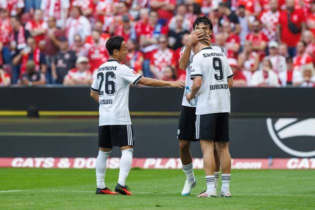 Can Uzun (Eintracht Frankfurt) bejubelt den Treffer zum 0:1 mit Keita Kosugi (Eintracht Frankfurt) und Jonathan Burkardt (Eintracht Frankfurt), Torjubel, Jubel, Freude, Emotionen FSV Mainz 05 vs Eintracht Frankfurt, Fussball, Bundesliga, 03. Spieltag, Saison 2026 2027, 12.09.2026 FSV Mainz 05 vs Eintracht Frankfurt, Fussball, Bundesliga, 03. Spieltag, Saison 2026 2027, 12.09.2026 *** Can Uzun (Eintracht Frankfurt) celebrates the 0-1 goal with Keita Kosugi (Eintracht Frankfurt) and Jonathan Burkardt (Eintracht Frankfurt); goal celebration, celebration, joy, emotions, FSV Mainz 05 vs. Eintracht Frankfurt, soccer, Bundesliga, Matchday 3, 2026–2027 season, September 12, 2026, FSV Mainz 05 vs. Eintracht Frankfurt, soccer, Bundesliga, Matchday 3, 2026–2027 season, September 12, 2026 Copyright: xEibnerxPressefotox EP_ANS