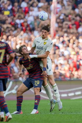 GenoaÕs Lorenzo Colombo fights for the ball during the Serie A soccer match between Genoa and Frosinone at the Luigi Ferraris Stadium in Genoa, Italy - Saturday, September 12, 2026. - Soccer .  Copyright: xTanoxPecoraro LaPressex