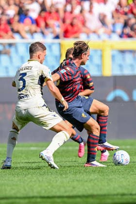 GenoaÕs Lorenzo Colombo fights for the ball with Frosinone s Gabriele Calvani during the Serie A soccer match between Genoa and Frosinone at the Luigi Ferraris Stadium in Genoa, Italy - Saturday, September 12, 2026. - Soccer .  Copyright: xTanoxPecoraro LaPressex