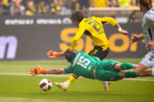12.09.2026, Fussball, 3. Spieltag der 1. Fussball Bundesliga, Borussia Dortmund - SC Paderborn. v. l. Torwart Nahuell Noll (SC Paderborn 07) wird von Fabio Silva (Borussia Dortmund) umspielt und der trifft zum 1:0. Dortmund Signal Iduna Park NRW Deutschland xRHR-FOTO DEx *** September 12, 2026, Soccer, Matchday 3 of the 1st Bundesliga, Borussia Dortmund vs. SC Paderborn: Goalkeeper Nahuell Noll of SC Paderborn 07 is beaten by Fabio Silva of Borussia Dortmund, who scores the 1–0 goal at Signal Iduna Park, NRW, Germany. xRHR PHOTO DEx Copyright: DennisxEwert RHR-FOTOx RHR-FOTO DE