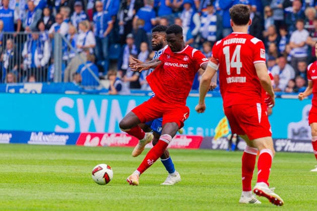 Deutschland: 2.Bundesliga, Saison 2026 2027, 12.09.2026, 5. Spieltag,1.FC Magdeburg vs 1. FC Kaiserslautern, Avnet Arena : Maxwell Gyamfi (1. FC Kaiserslautern, 4) im Zweikampf gegen Emmanuel Iyoha (1.FC Magdeburg, 8) *** Germany 2. Bundesliga, 2026–2027 Season, September 12, 2026, Matchday 5, 1. FC Magdeburg vs. 1. FC Kaiserslautern, Avnet Arena: Maxwell Gyamfi (1. FC Kaiserslautern) in a tackle against Emmanuel Iyoha (1. FC Magdeburg), 8 Copyright: xMichellexLukax