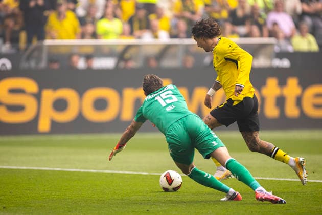 12.09.2026, Fussball, 3. Spieltag der 1. Fussball Bundesliga, Borussia Dortmund - SC Paderborn. v. l. Torwart Nahuell Noll (SC Paderborn 07) wird von Fabio Silva (Borussia Dortmund) umspielt und der trifft zum 1:0. Dortmund Signal Iduna Park NRW Deutschland xRHR-FOTO DEx *** September 12, 2026, Soccer, Matchday 3 of the German Bundesliga, Borussia Dortmund vs. SC Paderborn: Goalkeeper Nahuell Noll of SC Paderborn 07 is outmaneuvered by Fabio Silva of Borussia Dortmund, who scores the 1–0 goal at Signal Iduna Park, NRW, Germany xRHR PHOTO DEx Copyright: DennisxEwert RHR-FOTOx RHR-FOTO DE