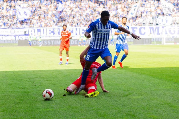 Deutschland: 2.Bundesliga, Saison 2026 2027, 12.09.2026, 5. Spieltag,1.FC Magdeburg vs 1. FC Kaiserslautern, Avnet Arena : Pierre Nadjombe (1.FC Magdeburg, 28) im Zweikampf gegen Mika Haas (1. FC Kaiserslautern, 22) *** Germany 2. Bundesliga, 2026–2027 Season, September 12, 2026, Matchday 5, 1. FC Magdeburg vs. 1. FC Kaiserslautern, Avnet Arena: Pierre Nadjombe (1. FC Magdeburg, No. 28) in a tackle against Mika Haas (1. FC Kaiserslautern, No. 22) Copyright: xMichellexLukax