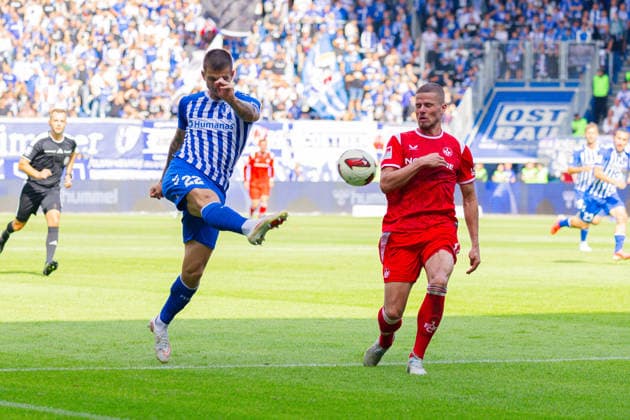 Deutschland: 2.Bundesliga, Saison 2026 2027, 12.09.2026, 5. Spieltag,1.FC Magdeburg vs 1. FC Kaiserslautern, Avnet Arena : Mateusz Zukowski (1.FC Magdeburg, 22) im Zweikampf gegen Jan Elvedi (1. FC Kaiserslautern, 33) *** Germany 2. Bundesliga, 2026–2027 Season, September 12, 2026, Matchday 5, 1. FC Magdeburg vs. 1. FC Kaiserslautern, Avnet Arena: Mateusz Zukowski (1. FC Magdeburg, No. 22) in a tackle against Jan Elvedi (1. FC Kaiserslautern, No. 33) Copyright: xMichellexLukax