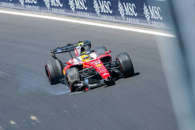 Lewis Hamilton (Scuderia Ferrari HP, 44) mit beschaedigtem Auto, beschaedigter Frontfluegel, beschaedigter Reifen nach seinem Unfall, La Monumental (Kurfve 12), Circuito de Madring, 3. freies Training, Grosser Preis von Spanien, Motorsport, Formel 1, Saison 2026, 12.09.2026 Grosser Preis von Spanien, Motorsport, Formel 1, Saison 2026, 12.09.2026 Madrid *** Lewis Hamilton, Scuderia Ferrari, No. 44, with a damaged car, damaged front wing, and damaged tire following his crash, La Monumental, Turn 12, Circuito de Madrid, Free Practice 3, Spanish Grand Prix, Motorsports, Formula 1, 2026 Season, September 12, 2026 Spanish Grand Prix, motorsports, Formula 1, 2026 season, September 12, 2026 Madrid Copyright: xEibnerxPressefoto ChristianxLangx EP_CLG