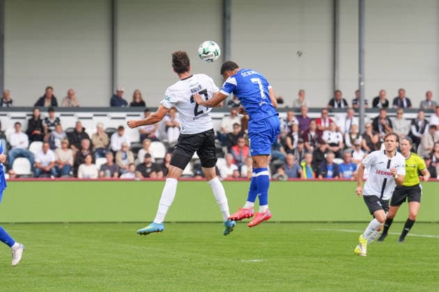 German Soccer, 3rd Division, Matchday 5, Sportclub Arena Verl, SC Verl vs. SV Meppen: Oliver Schmitt (SV Meppen) and Felix Vogler (SC Verl) battle for the ball in the air, 7 and 27 respectively Copyright: xMichelxWittex