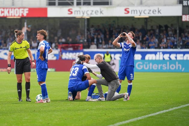 German Soccer, 3rd Division, Matchday 5, Sportclub Arena Verl, SC Verl vs. SV Meppen: Stefan Rankic of SV Meppen, 33, needs treatment for a laceration but is able to continue playing for now Copyright: xMichelxWittex