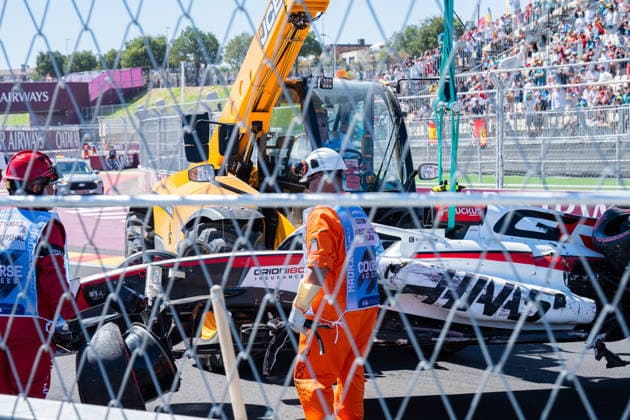 der beschaedigte Haas VF-26 von Oliver Bearman (TGR Haas F1 Team, 87) nach dessen Unfall im 3. freien Training abtransportiert, Grosser Preis von Spanien, Motorsport, Formel 1, Saison 2026, 12.09.2026 Grosser Preis von Spanien, Motorsport, Formel 1, Saison 2026, 12.09.2026 Madrid *** Oliver Bearman s damaged Haas VF 26 from the TGR Haas F1 Team, car No. 87, being hauled away after his crash in the third free practice session, Spanish Grand Prix, Motorsports, Formula 1, 2026 Season, September 12, 2026 Spanish Grand Prix, Motorsports, Formula 1, 2026 season, September 12, 2026 Madrid Copyright: xEibnerxPressefoto ChristianxLangx EP_CLG