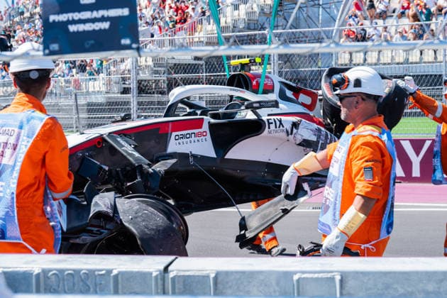 der beschaedigte Haas VF-26 von Oliver Bearman (TGR Haas F1 Team, 87) nach dessen Unfall im 3. freien Training abtransportiert, Grosser Preis von Spanien, Motorsport, Formel 1, Saison 2026, 12.09.2026 Grosser Preis von Spanien, Motorsport, Formel 1, Saison 2026, 12.09.2026 Madrid *** Oliver Bearman s damaged Haas VF 26 from the TGR Haas F1 Team, car No. 87, being hauled away after his crash in the third free practice session, Spanish Grand Prix, Motorsports, Formula 1, 2026 Season, September 12, 2026 Spanish Grand Prix, Motorsports, Formula 1, 2026 season, September 12, 2026 Madrid Copyright: xEibnerxPressefoto ChristianxLangx EP_CLG