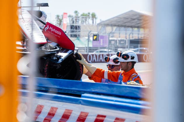 der beschaedigte Haas VF-26 von Oliver Bearman (TGR Haas F1 Team, 87) nach dessen Unfall im 3. freien Training abtransportiert, Grosser Preis von Spanien, Motorsport, Formel 1, Saison 2026, 12.09.2026 Grosser Preis von Spanien, Motorsport, Formel 1, Saison 2026, 12.09.2026 Madrid *** Oliver Bearman s damaged Haas VF 26 from the TGR Haas F1 Team, car No. 87, being hauled away after his crash in the third free practice session, Spanish Grand Prix, Motorsports, Formula 1, 2026 Season, September 12, 2026 Spanish Grand Prix, Motorsports, Formula 1, 2026 season, September 12, 2026 Madrid Copyright: xEibnerxPressefoto ChristianxLangx EP_CLG