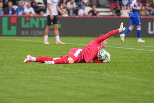 German Soccer, 3rd Division, Matchday 5, Sportclub Arena Verl, SC Verl vs. SV Meppen: Timo Schlieck of SC Verl (No. 1) indicates that he is injured Copyright: xMichelxWittex