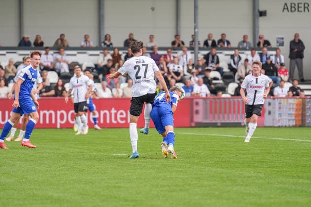 German Soccer, 3rd Division, Matchday 5, Sportclub Arena Verl, SC Verl vs. SV Meppen: Felix Vogler (SC Verl, 27) nearly scores with a header against Thorben Deters (SV Meppen, 14) Copyright: xMichelxWittex