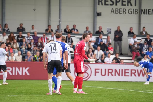 German Soccer, 3rd Division, Matchday 5, Sportclub Arena Verl, SC Verl vs. SV Meppen. Timo Schlieck (SC Verl, No. 1) is angry at his team. Copyright: xMichelxWittex