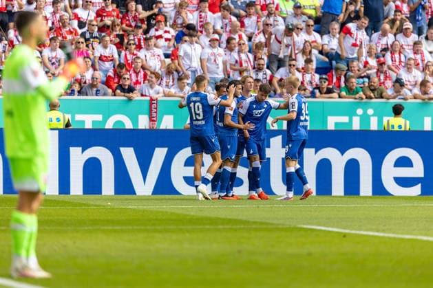 Tor 1:0 Adam Hlozek (TSG Hoffenheim, 10) Torjubel Jubel Freude Emotionen Mimik Gestik feiert mit seinem Team Fabian Bredlow (VfB Stuttgart, 01) enttaeuscht im Tor, GER, TSG Hoffenheim vs. VfB Stuttgart, Fussball, 1. Bundesliga, 03. Spieltag, Spielzeit 2026 2027, 12.09.2026, DFL DFB REGULATIONS PROHIBIT ANY USE OF PHOTOGRAPHS AS IMAGE SEQUENCES AND OR QUASI-VIDEO, GER, TSG Hoffenheim vs. VfB Stuttgart, Fussball, 1. Bundesliga, 03. Spieltag, Spielzeit 2026 2027, 12.09.2026 Sinsheim *** Goal 1 0 Adam Hlozek (TSG Hoffenheim), 10 goal celebration, cheering, joy, emotions, facial expressions, gestures; celebrating with his team; Fabian Bredlow (VfB Stuttgart), 01 looking disappointed in goal, GER, TSG Hoffenheim vs. VfB Stuttgart, Soccer, Bundesliga 1, Matchday 3, 2026–2027 season, September 12, 2026, DFL and DFB regulations prohibit any use of photographs as image sequences and or quasi-video, GER, TSG Hoffenheim vs. VfB Stuttgart, soccer, Bundesliga 1, Matchday 3, 2026–2027 Season, September 12, 2026, Sinsheim Copyright: xEibner-Pressefoto JanixPlessx EP_JPL