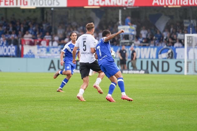 German Soccer, 3rd Division, Matchday 5, Sportclub Arena Verl, SC Verl vs. SV Meppen: Oliver Schmitt (SV Meppen), 7, vs. Nick Seidel (SC Verl), 5 Copyright: xMichelxWittex