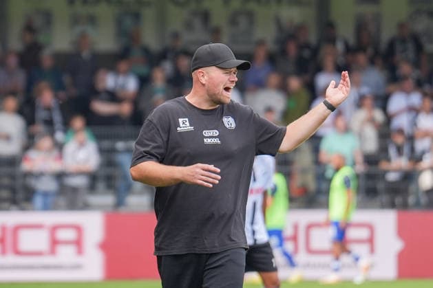 German Soccer, 3rd Division, Matchday 5, Sportclub Arena Verl, SC Verl vs. SV Meppen; Lucas Beniermann, Coach, SV Meppen, gives instructions Copyright: xMichelxWittex