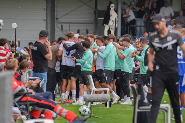 German Soccer, 3rd Division, Matchday 5, Sportclub Arena Verl, SC Verl vs. SV Meppen; Goal by Janne Berner (SC Verl), 34th minute; 2–1 for Verl; Celebrations and joy with coach Orest Shala, SC Verl Copyright: xMichelxWittex