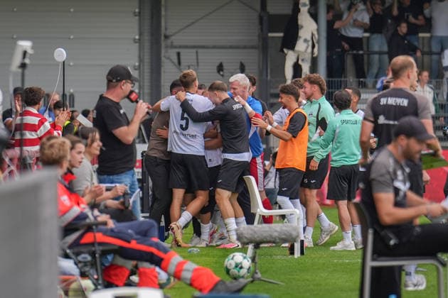 German Soccer, 3rd Division, Matchday 5, Sportclub Arena Verl, SC Verl vs. SV Meppen; Goal by Janne Berner (SC Verl), 34th minute; 2–1 for Verl; Celebrations and joy with coach Orest Shala, SC Verl Copyright: xMichelxWittex