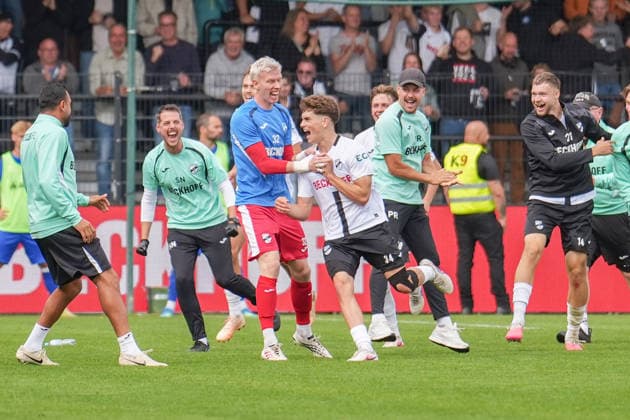 German Soccer, 3rd Division, Matchday 5, Sportclub Arena Verl, SC Verl vs. SV Meppen; Goal by Janne Berner (SC Verl), 34th minute; 2–1 for Verl; Celebrations and joy with coach Orest Shala, SC Verl Copyright: xMichelxWittex