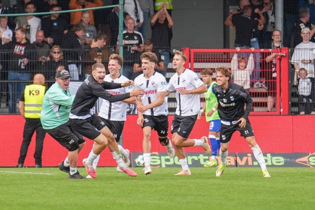 German Soccer, 3rd Division, Matchday 5, Sportclub Arena Verl, SC Verl vs. SV Meppen; Goal by Janne Berner (SC Verl), 34th minute; 2–1 for Verl; Celebrations and joy with coach Orest Shala, SC Verl Copyright: xMichelxWittex