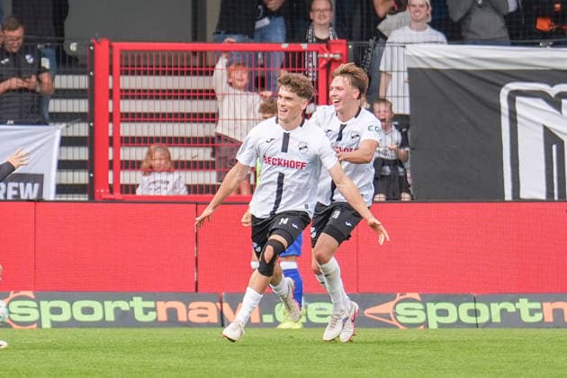 German Soccer, 3rd Division, Matchday 5, Sportclub Arena Verl, SC Verl vs. SV Meppen; Goal by Janne Berner (SC Verl), 34th minute; 2–1 for Verl; Celebrations and joy with coach Orest Shala, SC Verl Copyright: xMichelxWittex