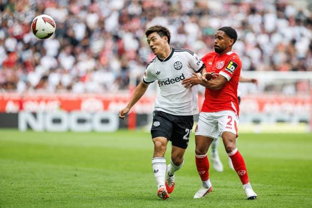Ritsu Doan (Eintracht Frankfurt) im Zweikampf mit Phillipp Mwene (FSV Mainz 05), Aktion Action FSV Mainz 05 vs Eintracht Frankfurt, Fussball, Bundesliga, 03. Spieltag, Saison 2026 2027, 12.09.2026 FSV Mainz 05 vs Eintracht Frankfurt, Fussball, Bundesliga, 03. Spieltag, Saison 2026 2027, 12.09.2026 *** Ritsu Doan of Eintracht Frankfurt in a tackle with Phillipp Mwene of FSV Mainz 05, Action: FSV Mainz 05 vs. Eintracht Frankfurt, Soccer, Bundesliga, Matchday 3, 2026–2027 Season, September 12, 2026, FSV Mainz 05 vs. Eintracht Frankfurt, Soccer, Bundesliga, Matchday 3, 2026–2027 Season, September 12, 2026 Copyright: xEibnerxPressefotox EP_ANS