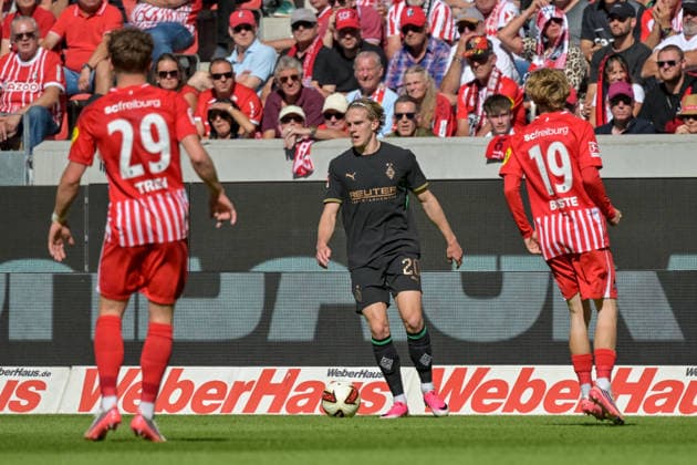 David Herold (Borussia Moenchengladbach, 20) am Ball und vor Philipp Treu (SC Freiburg, 29) und Niklas Beste (SC Freiburg, 19) GER, SC Freiburg vs Bor. Moenchengladbach, Fussball, Bundesliga, 3. Spieltag, Saison 2026 2027, 12.09.2026 DFL DFB REGULATIONS PROHIBIT ANY USE OF PHOTOGRAPHS AS IMAGE SEQUENCES AND OR QUASI-VIDEO GER, SC Freiburg vs Bor. Moenchengladbach, Fussball, Bundesliga, 3. Spieltag, Saison 2026 2027, 12.09.2026 Freiburg *** David Herold, Borussia Mönchengladbach, 20, in possession of the ball, ahead of Philipp Treu, SC Freiburg, 29, and Niklas Beste, SC Freiburg, 19, GER; SC Freiburg vs. Borussia Mönchengladbach, soccer, Bundesliga, Matchday 3, 2026–2027 season, September 12, 2026 DFL DFB regulations prohibit any use of photographs as image sequences and or quasi-video GER, SC Freiburg vs. Borussia Mönchengladbach, Soccer, Bundesliga, Matchday 3, 2026–2027 Season, September 12, 2026, Freiburg Copyright: xEibner-Pressefotox EP_THS