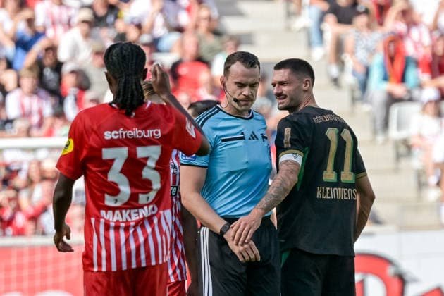 Tim Kleindienst (Borussia Moenchengladbach, 11) mit Emotion bei Richard Hempel (Schiedsrichter) GER, SC Freiburg vs Bor. Moenchengladbach, Fussball, Bundesliga, 3. Spieltag, Saison 2026 2027, 12.09.2026 DFL DFB REGULATIONS PROHIBIT ANY USE OF PHOTOGRAPHS AS IMAGE SEQUENCES AND OR QUASI-VIDEO GER, SC Freiburg vs Bor. Moenchengladbach, Fussball, Bundesliga, 3. Spieltag, Saison 2026 2027, 12.09.2026 Freiburg *** Tim Kleindienst, Borussia Mönchengladbach, No. 11, reacts emotionally to Richard Hempel, referee (GER), SC Freiburg vs. Borussia Mönchengladbach, soccer, Bundesliga, Matchday 3, 2026–2027 season, September 12, 2026. DFL and DFB regulations prohibit any use of photographs as image sequences and or quasi-video. GER, SC Freiburg vs. Borussia Mönchengladbach, Soccer, Bundesliga, Matchday 3, 2026–2027 Season, September 12, 2026, Freiburg Copyright: xEibner-Pressefotox EP_THS