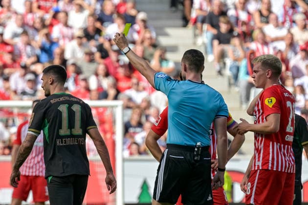 Tim Kleindienst (Borussia Moenchengladbach, 11) sieht die Gelbe Karte von Schiedsrichter Richard Hempel (Schiedsrichter) GER, SC Freiburg vs Bor. Moenchengladbach, Fussball, Bundesliga, 3. Spieltag, Saison 2026 2027, 12.09.2026 DFL DFB REGULATIONS PROHIBIT ANY USE OF PHOTOGRAPHS AS IMAGE SEQUENCES AND OR QUASI-VIDEO GER, SC Freiburg vs Bor. Moenchengladbach, Fussball, Bundesliga, 3. Spieltag, Saison 2026 2027, 12.09.2026 Freiburg *** Tim Kleindienst of Borussia Mönchengladbach (No. 11) receives a yellow card from referee Richard Hempel (GER) during the SC Freiburg vs. Borussia Mönchengladbach match, soccer, Bundesliga, Matchday 3, 2026–2027 season, September 12, 2026 DFL DFB regulations prohibit any use of photographs as image sequences and or quasi-video GER, SC Freiburg vs. Borussia Mönchengladbach, Soccer, Bundesliga, Matchday 3, 2026–2027 season, September 12, 2026, Freiburg Copyright: xEibner-Pressefotox EP_THS