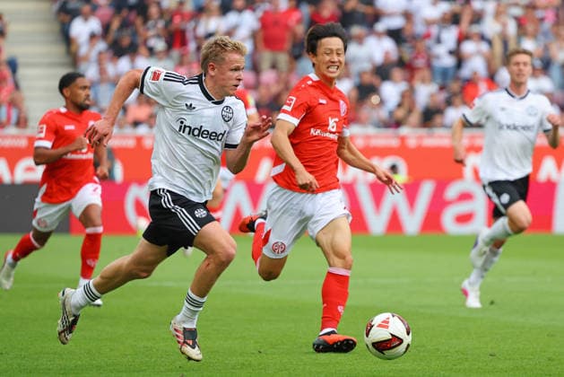 Mainz, Deutschland 12. September 2026: 1. BL - 2026 2027 - Sp. 3 - 1. FSV Mainz 05 gegen Eintracht Frankfurt Im Bild: v.li. Jonathan Burkardt (Frankfurt) setzt sich im Laufduell gegen Jae-sung Lee (FSV) durch. DFL regulations prohibit any use of photographs as image sequences and or quasi-video Mewa Arena Rheinland - Pfalz *** Mainz, Germany September 12, 2026 Bundesliga 2026–2027 Matchday 3: 1. FSV Mainz 05 vs. Eintracht Frankfurt Pictured from left: Jonathan Burkardt of Frankfurt outpaces Jae-sung Lee of FSV. DFL regulations prohibit any use of photographs as image sequences and or quasi video. Mewa Arena, Rhineland-Palatinate Copyright: xFotostandx xRacochax