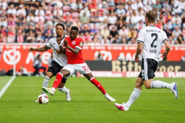 Jeremiaha Maluze (Eintracht Frankfurt) im Zweikampf mit Sheraldo Becker (FSV Mainz 05), Aktion Action FSV Mainz 05 vs Eintracht Frankfurt, Fussball, Bundesliga, 03. Spieltag, Saison 2026 2027, 12.09.2026 FSV Mainz 05 vs Eintracht Frankfurt, Fussball, Bundesliga, 03. Spieltag, Saison 2026 2027, 12.09.2026 *** Jeremiaha Maluze of Eintracht Frankfurt in a tackle with Sheraldo Becker of FSV Mainz 05, Action: FSV Mainz 05 vs. Eintracht Frankfurt, Soccer, Bundesliga, Matchday 3, 2026–2027 Season, September 12, 2026, FSV Mainz 05 vs. Eintracht Frankfurt, Soccer, Bundesliga, Matchday 3, 2026–2027 Season, September 12, 2026 Copyright: xEibnerxPressefotox EP_ANS