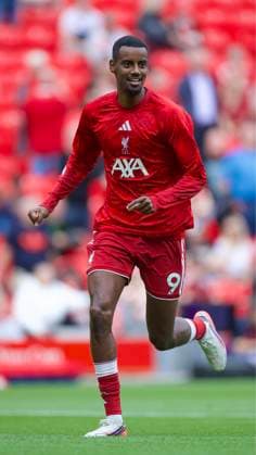 RECORD DATE NOT STATED Football - FA Premier League - Liverpool FC v Fulham FC LIVERPOOL, ENGLAND - Saturday, September 12, 2026: Liverpool s Alexander Isak during the pre-match warm-up before the FA Premier League match between Liverpool FC and Fulham FC at Anfield. (Photo by David Rawcliffe Propaganda) LIVERPOOL Anfield MERSEYSIDE ENGLAND  Copyright: xDavidxRawcliffex 2026-09-11-Liverpool_v_Fulham-003