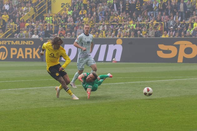 12.09.2026, xgrfx, Fussball 1.Bundesliga, Borussia Dortmund - SC Paderborn 07 v.l. Tor, Fabio Silva zum 1:0 (Borussia Dortmund) (DFL DFB REGULATIONS PROHIBIT ANY USE OF PHOTOGRAPHS as IMAGE SEQUENCES and or QUASI-VIDEO) Dortmund *** September 12, 2026, xgrfx, Soccer, Bundesliga 1, Borussia Dortmund vs. SC Paderborn 07, goal, Fabio Silva scores the 1–0 goal for Borussia Dortmund. DFL and DFB regulations prohibit any use of photographs as image sequences and or quasi-video. Dortmund