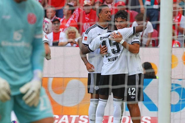 Mainz, Deutschland 12. September 2026: 1. BL - 2026 2027 - Sp. 3 - 1. FSV Mainz 05 gegen Eintracht Frankfurt Im Bild: Torschütze Can Uzun (Frankfurt)(3.v.li.) freut sich über sein Tor zum 0:1. DFL regulations prohibit any use of photographs as image sequences and or quasi-video Mewa Arena Rheinland - Pfalz *** Mainz, Germany, September 12, 2026, Bundesliga 2026–2027, Matchday 3: 1. FSV Mainz 05 vs. Eintracht Frankfurt. Pictured: Goal scorer Can Uzun (Frankfurt, third from left) celebrates his goal to make it 0–1. DFL regulations prohibit any use of photographs as image sequences and or quasi-video. Mewa Arena, Rhineland-Palatinate Copyright: xFotostandx xRacochax