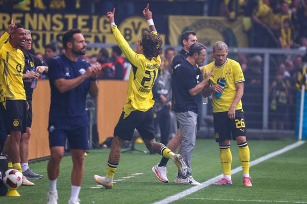 Dortmund, Deutschland: 12.09.2026 - 1. Bundesliga 2026 27 - 3. Spieltag - Borussia Dortmund vs. SC Paderborn Im Bild: Torschütze Fabio Silva (BVB), mittig, macht das Tor zum 1:0 für Dortmund und jubelt mit seinen Mannschaftskollegen (DFL DFB REGULATIONS PROHIBIT ANY USE OF PHOTOGRAPHS as IMAGE SEQUENCES and or QUASI-VIDEO) *** *** Dortmund, Germany, September 12, 2026, Bundesliga 2026-27, Matchday 3: Borussia Dortmund vs. SC Paderborn. Pictured: BVB goal scorer Fabio Silva, center, scores the 1–0 goal for Dortmund and celebrates with his teammates. DFL and DFB regulations prohibit any use of photographs as image sequences and or quasi-video. *** Copyright: HMBxMedia MadeleinexFantini
