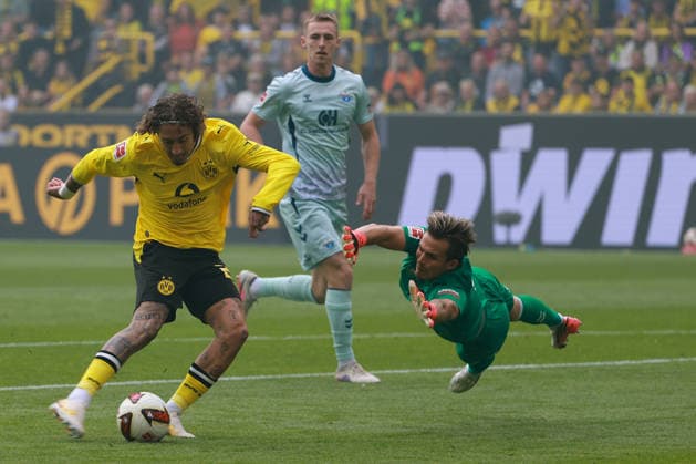 1. Bundesliga - Borussia Dortmund - SC Paderborn am 12.09.2026 im Signal Iduna Park in Dortmund Fabio Silva (Dortmund 21) erzielt gegen Torwart Nahuel Noll (Paderborn 15) das Tor zum 1zu 0 *** 1 Bundesliga: Borussia Dortmund vs. SC Paderborn on September 12, 2026, at Signal Iduna Park in Dortmund. Fabio Silva of Dortmund (No. 21) scored the goal to make it 1–0 against Paderborn goalkeeper Nahuel Noll (No. 15). MH