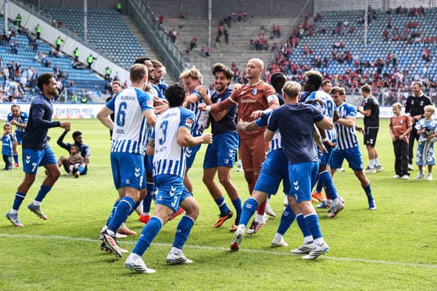 Torwart Dominik Reimann (M.,1. FC Magdeburg,1) - Die Mannschaft vom 1. FC Magdeburg feiert den Sieg vor dem Fanblock - 2. Fußball Bundesliga Saison 2026-2027 1. FC Magdeburg vs 1. FC Kaiserslautern in der Avnet Arena in Magdeburg - Aktion,Fußball,Mann,Männer,Deutschland,12.09.2026 *** Goalkeeper Dominik Reimann, 1. FC Magdeburg. The 1. FC Magdeburg team celebrates its victory in front of the fan section. 2. Bundesliga, 2026–2027 season: 1. FC Magdeburg vs. 1. FC Kaiserslautern at the Avnet Arena in Magdeburg. Action,soccer, man, men, Germany, September 12, 2026
