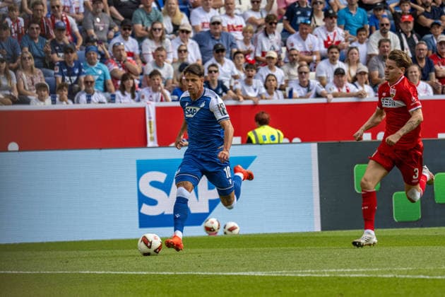 12.09.2026, xdaymx, Fussball 1.Bundesliga, TSG 1899 Hoffenheim - VfB Stuttgart. vl. Adam Hlozek (TSG Hoffenheim) mit dem Solo auf der rechten Seite, das anschließend zum 1:0 Führungstreffer führt. Ramon Hendriks (VfB Stuttgart) versucht vergeblich in den Zweikampf zu kommen. (DFL DFB REGULATIONS PROHIBIT ANY USE OF PHOTOGRAPHS as IMAGE SEQUENCES and or QUASI-VIDEO) Sinsheim *** September 12, 2026, xdaymx, Soccer, Bundesliga 1, TSG 1899 Hoffenheim vs. VfB Stuttgart. Adam Hlozek of TSG Hoffenheim makes a solo run down the right side, which then leads to the 1–0 opening goal. Ramon Hendriks of VfB Stuttgart tries in vain to win the ball back. DFL DFB REGULATIONS PROHIBIT ANY USE OF PHOTOGRAPHS as IMAGE SEQUENCES and or QUASI-VIDEO. Sinsheim