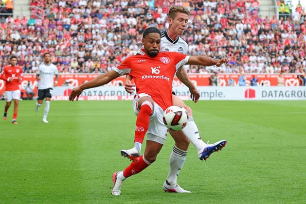 Mainz, Deutschland 12. September 2026: 1. BL - 2026 2027 - Sp. 3 - 1. FSV Mainz 05 gegen Eintracht Frankfurt Im Bild: v. li. im Zweikampf Phillipp Mwene (FSV) gegen Elias Baum (Frankfurt). DFL regulations prohibit any use of photographs as image sequences and or quasi-video Mewa Arena Rheinland - Pfalz *** Mainz, Germany September 12, 2026 Bundesliga 2026–2027 Matchday 3: FSV Mainz 05 vs. Eintracht Frankfurt Pictured from left: Phillipp Mwene (FSV) in a tackle against Elias Baum (Frankfurt). DFL regulations prohibit any use of photographs as image sequences and or quasi-video Mewa Arena, Rhineland-Palatinate Copyright: xFotostandx xRacochax