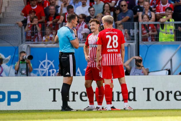 Schiedsrichter Richard Hempel, Maximilian Eggestein (SC Freiburg, 08) und Matthias Ginter (SC Freiburg, 28) im Dialog, im Gespräch, im Austausch, in Kommunikation , Deutschland, Fussball, 1. Bundesliga, 3.Spieltag, 2026 2027, SC Freiburg vs. Borussia Mönchengladbach, 12.09.2026, Freiburg im Breisgau Europa-Park Stadion Deutschland *** Referee Richard Hempel, Maximilian Eggestein (SC Freiburg, No. 08), and Matthias Ginter (SC Freiburg, No. 28) in conversation, discussing, exchanging ideas, communicating; Germany, soccer, Bundesliga 1, Matchday 3, 2026–2027, SC Freiburg vs. Borussia Mönchengladbach, September 12, 2026, Freiburg im Breisgau, Europa-Park Stadium, Germany Copyright: xGrantxHubbsx