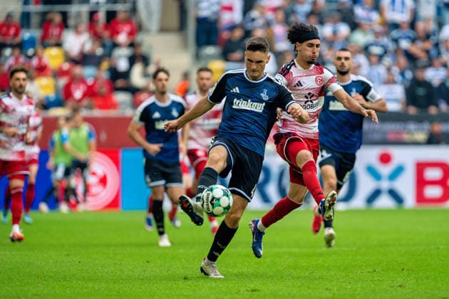 Martin Ens, MSV Duisburg, No. 04 in a tackle with Anas Slimani of Fortuna Düsseldorf, No. 34, for the ball; Fortuna Düsseldorf vs. MSV Duisburg, soccer, 3rd League, Matchday 5, 2026–27 season, December 9, 2026, DFL regulations prohibit any use of photographs as image sequences and or quasi-video, Fortuna Düsseldorf vs. MSV Duisburg, soccer, 3rd League, Matchday 5, 2026–27 season, September 12, 2026, Düsseldorf Copyright: xEibner-Pressefoto LukasxBaldygax EP_LBA
