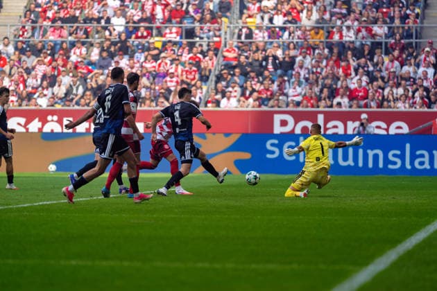 Fabian Schleusener of Fortuna Düsseldorf, 24, scored the 1-1 equalizer with a shot during a one-on-one with Martin Ens of MSV Duisburg, 04, Max Braune of MSV Duisburg, 01, unable to make the save; Fortuna Düsseldorf vs. MSV Duisburg, soccer, 3. Liga, Matchday 05, 2026–27 season, December 9, 2026, DFL regulations prohibit any use of photographs as image sequences and or quasi-video. Fortuna Düsseldorf vs. MSV Duisburg, soccer, 3rd Division, Matchday 5, 2026–27 season, September 12, 2026, Düsseldorf Copyright: xEibner-Pressefoto LukasxBaldygax EP_LBA