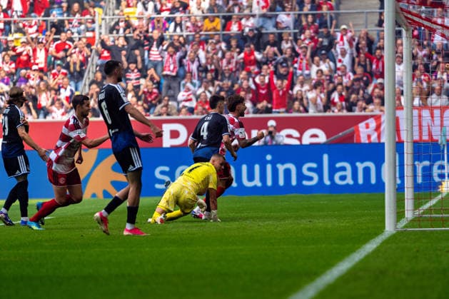 Fabian Schleusener of Fortuna Düsseldorf, 24, scored the 1-1 equalizer with a shot during a one-on-one with Martin Ens of MSV Duisburg, 04, Max Braune of MSV Duisburg, 01, unable to make the save; Fortuna Düsseldorf vs. MSV Duisburg, soccer, 3. Liga, Matchday 05, 2026–27 season, December 9, 2026, DFL regulations prohibit any use of photographs as image sequences and or quasi-video. Fortuna Düsseldorf vs. MSV Duisburg, soccer, 3rd Division, Matchday 5, 2026–27 season, September 12, 2026, Düsseldorf Copyright: xEibner-Pressefoto LukasxBaldygax EP_LBA