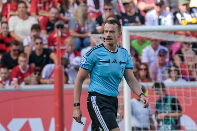 Richard Hempel (Schiedsrichter) beobachtet das Spielgeschehen. GER, SC Freiburg vs Bor. Moenchengladbach, Fussball, Bundesliga, 3. Spieltag, Saison 2026 2027, 12.09.2026 DFL DFB REGULATIONS PROHIBIT ANY USE OF PHOTOGRAPHS AS IMAGE SEQUENCES AND OR QUASI-VIDEO GER, SC Freiburg vs Bor. Moenchengladbach, Fussball, Bundesliga, 3. Spieltag, Saison 2026 2027, 12.09.2026 Freiburg *** Referee Richard Hempel watches the match GER, SC Freiburg vs. Borussia Mönchengladbach, Soccer, Bundesliga, Matchday 3, 2026–2027 season, September 12, 2026 DFL and DFB regulations prohibit any use of photographs as image sequences and or quasi-video. GER, SC Freiburg vs. Borussia Mönchengladbach, Soccer, Bundesliga, Matchday 3, 2026–2027 Season, September 12, 2026, Freiburg Copyright: xEibner-Pressefotox EP_THS