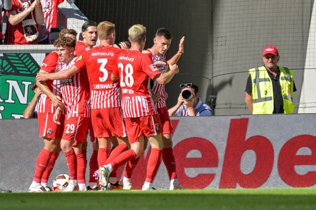 Juebl zum Tor zum 1:0 durch Yannik Engelhardt (SC Freiburg, 16) GER, SC Freiburg vs Bor. Moenchengladbach, Fussball, Bundesliga, 3. Spieltag, Saison 2026 2027, 12.09.2026 DFL DFB REGULATIONS PROHIBIT ANY USE OF PHOTOGRAPHS AS IMAGE SEQUENCES AND OR QUASI-VIDEO GER, SC Freiburg vs Bor. Moenchengladbach, Fussball, Bundesliga, 3. Spieltag, Saison 2026 2027, 12.09.2026 Freiburg *** Celebration of the 1-0 goal by Yannik Engelhardt, SC Freiburg, 16 GER, SC Freiburg vs. Borussia Mönchengladbach, Soccer, Bundesliga, Matchday 3, 2026-2027 Season, September 12, 2026 DFL and DFB regulations prohibit any use of photographs as image sequences and or quasi-video, GER, SC Freiburg vs. Borussia Mönchengladbach, Soccer, Bundesliga, Matchday 3, 2026–2027 Season, September 12, 2026, Freiburg Copyright: xEibner-Pressefotox EP_THS