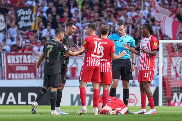 Tim Kleindienst (Borussia Mönchengladbach, 11) im Gespräch mit Yannik Engelhardt (SC Freiburg, 16) , Deutschland, Fussball, 1. Bundesliga, 3.Spieltag, 2026 2027, SC Freiburg vs. Borussia Mönchengladbach, 12.09.2026, Europa-Park Stadion, Freiburg Freiburg Europa-Park Stadion Baden-Württemberg Deutschland *** Tim Kleindienst of Borussia Mönchengladbach (No. 11) in conversation with Yannik Engelhardt of SC Freiburg (No. 16), Germany, soccer, Bundesliga 1, Matchday 3, 2026–2027, SC Freiburg vs. Borussia Mönchengladbach, September 12, 2026, Europa-Park Stadium, Freiburg, Baden-Württemberg, Germany Copyright: xArnexAmbergx