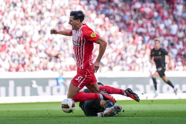Kevin Diks (Borussia Mönchengladbach, 04) haut Igor Matanovic (SC Freiburg, 31) um , Deutschland, Fussball, 1. Bundesliga, 3.Spieltag, 2026 2027, SC Freiburg vs. Borussia Mönchengladbach, 12.09.2026, Europa-Park Stadion, Freiburg Freiburg Europa-Park Stadion Baden-Württemberg Deutschland *** Kevin Diks (Borussia Mönchengladbach), 04, scores against Igor Matanovic (SC Freiburg), 31, Germany, Soccer, Bundesliga 1, Matchday 3, 2026–2027, SC Freiburg vs. Borussia Mönchengladbach, September 12, 2026, Europa-Park Stadium, Freiburg, Freiburg, Europa-Park Stadium, Baden-Württemberg, Germany Copyright: xArnexAmbergx