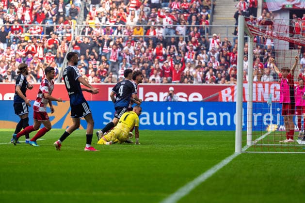 Fabian Schleusener of Fortuna Düsseldorf, 24, scored the 1-1 equalizer with a shot during a one-on-one with Martin Ens of MSV Duisburg, 04, Max Braune of MSV Duisburg, 01, is unable to make the save; Fortuna Düsseldorf vs. MSV Duisburg, soccer, 3. Liga, Matchday 05, 2026–27 season, December 9, 2026, DFL regulations prohibit any use of photographs as image sequences and or quasi-video. Fortuna Düsseldorf vs. MSV Duisburg, soccer, 3rd Division, Matchday 5, 2026–27 season, September 12, 2026, Düsseldorf Copyright: xEibner-Pressefoto LukasxBaldygax EP_LBA