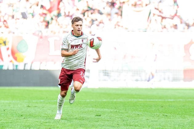 Robin Fellhauer (19 Augsburg) in Aktion beim Bundesligaspiel FC Augsburg - Bayer 04 Leverkusen am 12.09.2026. Augsburg WWK Arena Bayern Deutschland *** Robin Fellhauer 19 of Augsburg in action during the Bundesliga match between FC Augsburg and Bayer 04 Leverkusen on September 12, 2026, at the Augsburg WWK Arena in Bavaria, Germany